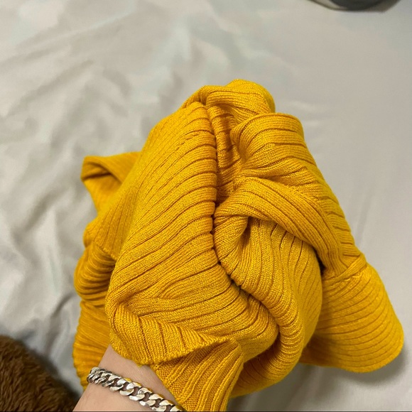 Rich Yellow Solid Form Stretch Body-con Fitted Long Sleeves Tee T-Shirt | H&M - Picture 5 of 6